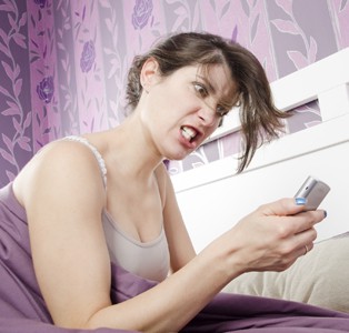 Espionar celular do parceiro é a principal forma de descobrir traição, diz pesquisa 